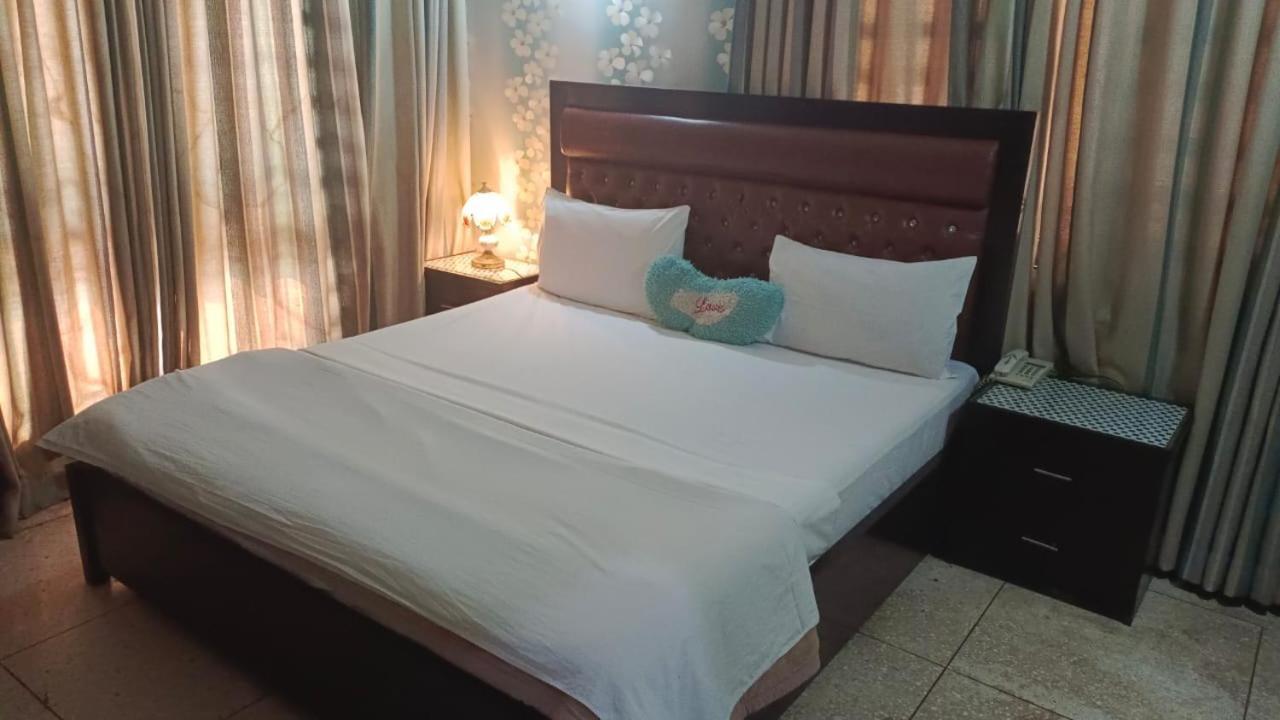 Hotel Clifton Inn Karaczi Zewnętrze zdjęcie