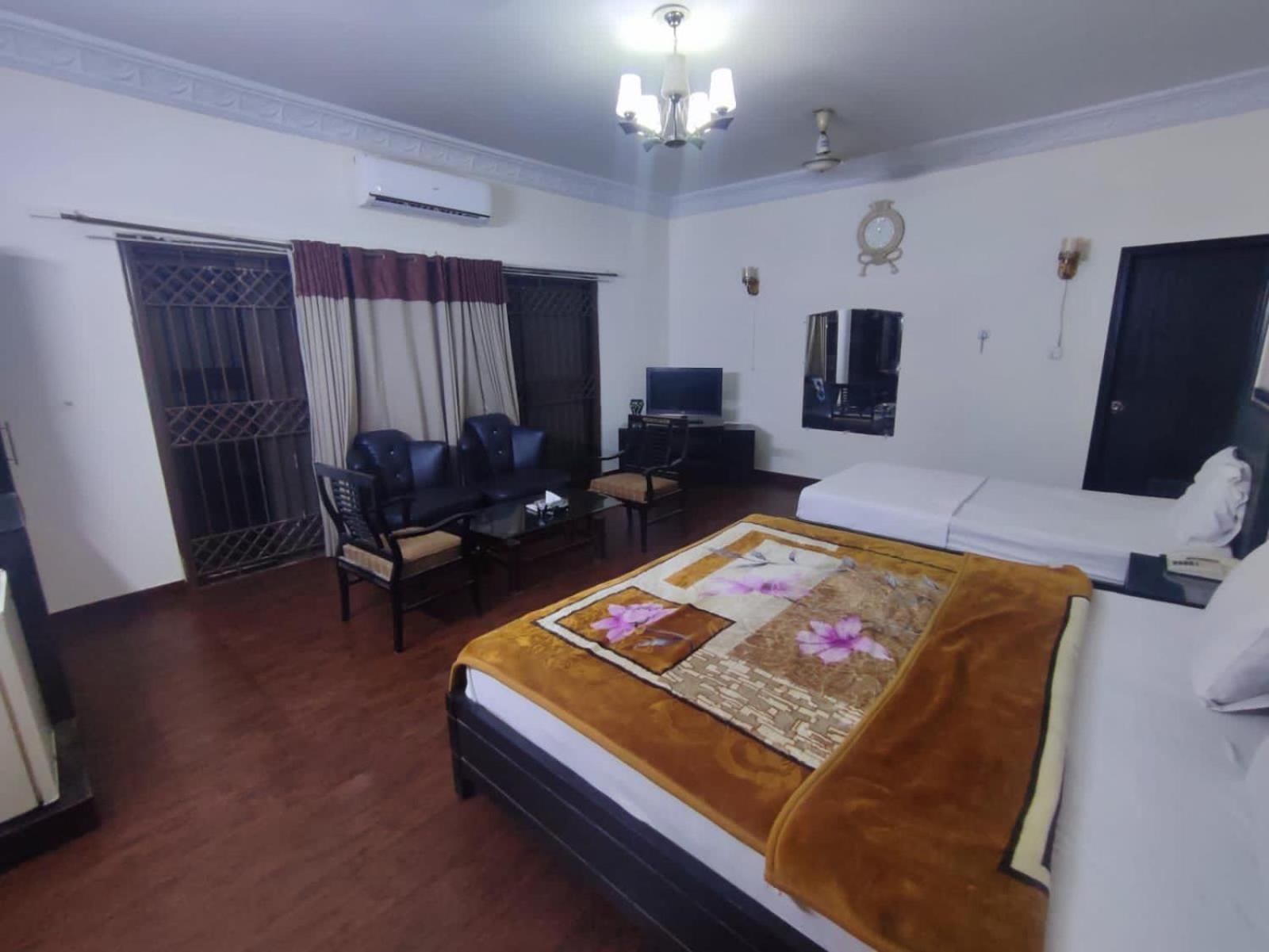 Hotel Clifton Inn Karaczi Zewnętrze zdjęcie