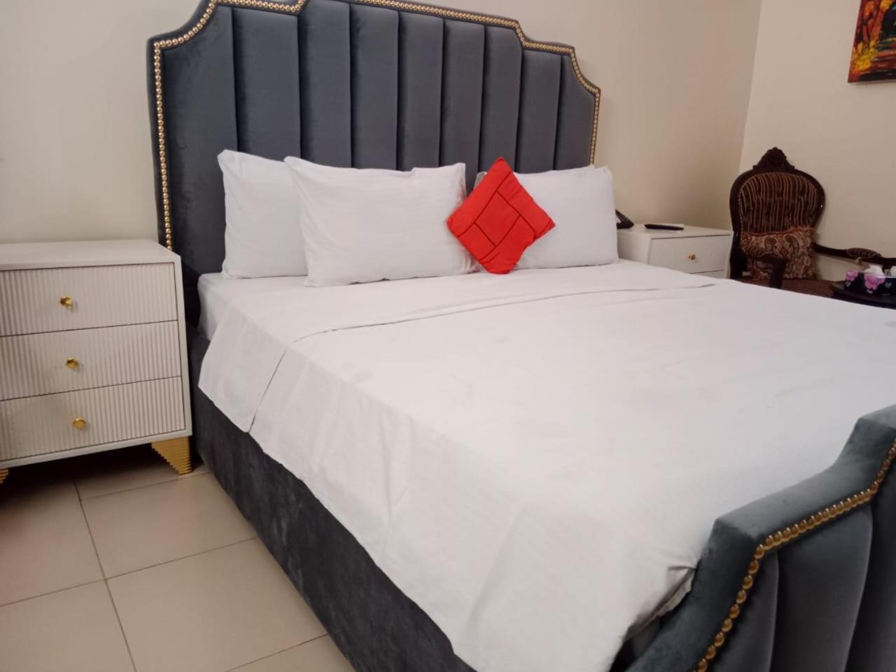 Hotel Clifton Inn Karaczi Zewnętrze zdjęcie