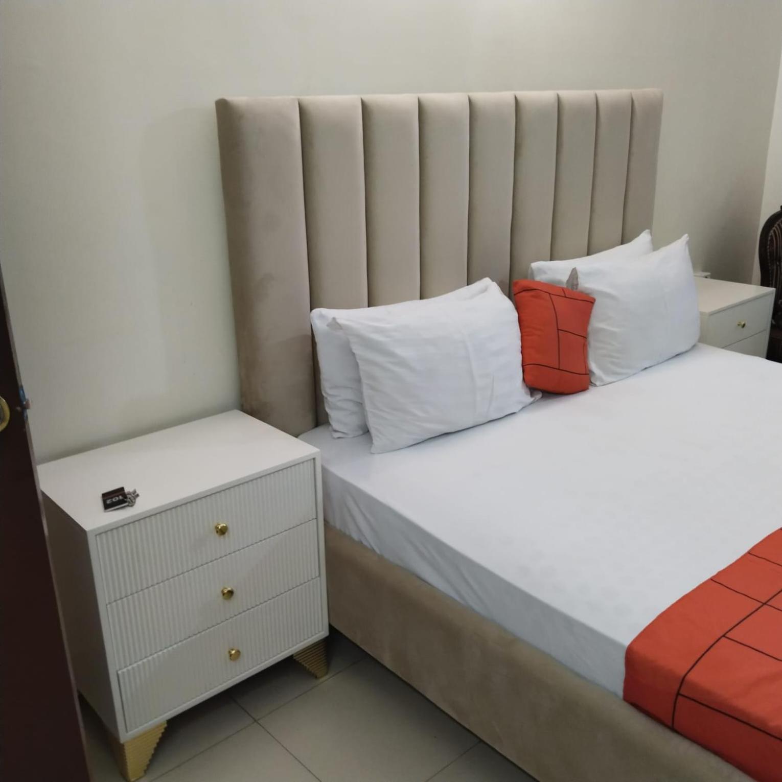 Hotel Clifton Inn Karaczi Zewnętrze zdjęcie